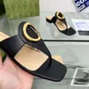2023 Женщины моды Сандалии по продаже тапочек Женщина Слиппочная металлическая украшение обувь скользит по размер сандалии 35-43
