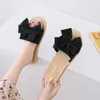 Kapcie kobiety letnie buty łuk Nowe sandały plażowe Koreańska wersja Koreańska moda o pośpiechu oddychająca oddychająca zużycie słodki styl Absorbent Z0317