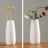 Dekorativa blommor vas modern minimalistisk keramisk blommor arrangemang kreativt vardagsrum vit heminredning