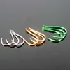 Ami da pesca 30 pz / pacco Ami da pesca con ardiglione Ami da pesca in acciaio ad alto tenore di carbonio per la pesca Jip Verde oro Siliver Colori Ami da pesca rinforzati P230317