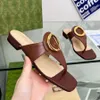 2023 Fashion Women Sandals تبيع النعال امرأة شببر أحذية زخرفة المعادن شرائح صندل الحجم 35-43