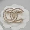 18k guldpläterade bokstäver broscher små söta vind kvinnor lyx varumärke designer kristall strass stift metall smycken gåva