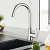 Keukenkranen Moderne kraan koper Koper Single Hole Sink Tap 360 graden Rotatie en koudwatermixer Keramische klep Kerndekbevestiging