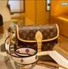 Alte Blumen-Baguette-Tasche aus echtem Leder, kleine quadratische Tasche, breiter Schultergurt, einzelne Schulter-Crossbody-Unterarmtasche, klassische Messenger-Tasche, Einkaufstasche, Designer-Tasche