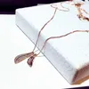 Collane con ciondolo DODO Ly Collana a forma di piuma progettata per le donne Accessori per fidanzamento di nozze Colore argento / Colore oro rosa Femmina
