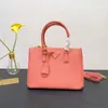 Designer Brand Solid Color dubbelhandtag läder handväska kvinnors nya shopping mode multifunktionell stor kapacitet tvärkropp enkel axelväska