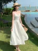 カジュアルドレス2023レディースバックレススリングドレス高品質のシルクサテンファッションセクシーな白いホワイトシーサイドビーチホリデーベストスカスア