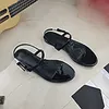 Yeni Varış Tasarımcı Düz ​​Sandalet Metal Strip Siyah Patent Kadınlar Treate Gerçek Deri Mektup Metal Toka Kadın Ayakkabı Plaj Flip Flops Slaytlar 24