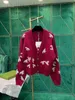 Kadın Sweaters Tasarımcısı 226 XL 2022 Milan Pist Bahar Yaz Markası Aynı Stil Sweater Gri Kırmızı Uzun Kol V Boyun Külkü Yüksek Kaliteli Kadınlar Beike QQ8D