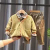 Conjuntos de ropa Moda Primavera Otoño Ropa para bebés Traje Niños Niños Algodón Casual Abrigo Camisa Pantalones 3 Unids / set Chándales para niños pequeños