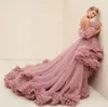 Romantico Tulle Celebrity Prom Dress 2024 Al largo della spalla Increspato soffice tulle Donne Abiti da sera formali per feste Servizio fotografico Robe De Soiree