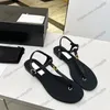 Sandalias de timón para mujeres piel de oveja con tacones bajos, textura acolchada de metal dorada de metal de tobillo ajustable zapatos de vestir de hebilla de hebilla diseñador zapatos de playa al aire libre