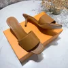 2023 кожаные черные котенок сандалии Women White Low Heel Shoes Designer Kider Heels Летние мягкие тапочки пляж Сексуальные каблуки 35-40