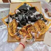 18スチールデザイナーレターヒョウ柄シルクスカーフヘッドバンド女性のための夏のロングバッグスカーフパリトートラージリボンヘッドラップ