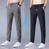 Pantaloni da uomo Pantaloni da uomo estivi sottili in seta di ghiaccio Pantaloni larghi traspiranti a gamba dritta Pantaloni sportivi sottili ad asciugatura rapida L03 230320