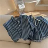 Set di abbigliamento Abbigliamento estivo per bambini T-shirt senza maniche e pantaloncini a righe 2 pezzi Abito coreano da ragazzo 230317