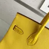トートのハンドバッグデザイナーバッグワニのスキントーゴレザー30ポータブル女性琥珀色の黄色い手qq