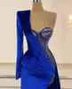 Royal Blue Velvet Mermaid Prom Dresses One Shoulder Side Split Pärlor Aftonklänning Skräddarsydda applikationer Ruffles Golvlängd Kändis Party klänning