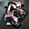 Hoofdband Ontwerper Dames Zijden sjaal Lente Zomer Luxe Merk Brief Zijde High End Klassieke Patroon Sjaals Nieuw Cadeau Gemakkelijk te combineren Soft Touch Veelkleurig