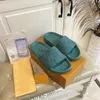 Designer Waterflont Slippers Män Kvinnor Relief Sandaler rutiga dekorativa sandaler Flatser Mjuk Sole Beach Party Sandal med låda