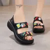 Kapcie kobiety swobodne buty z urokami Clogs Garden Beach Sandały Flip Flip Flops Flips Fashion Sweet Girl Platform