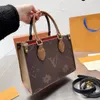 Omuz Tasarımcı çanta Çanta Crossbody Debriyaj Çanta On The Go Tote Çanta Cüzdanlar Yüksek Kapasiteli Flap Bezi Sırt Çantası Harfler Çiçek Baskılı Kadın Lüks Çantalar tote