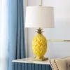 Bordslampor kreativa ananas vit/gul keramisk lampa foajé säng rum modern lyxig porslin koppar skrivbord dekor ljus d96