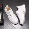 2023 Scarpe da festa Sneakers piatte Scarpe leggere Mocassini Stilista Abito da sposa Stile britannico Traspirante Bianco Punta tonda Casual Uomo Tennis Passeggiate all'aperto