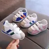 Sneakers Toddler Tennis Shoes Autumn Lightweight Baby Girl Designer Kids Mjuka botten Barn för pojkar E08174 230317