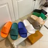 Designer Waterflont Slippers Män Kvinnor Relief Sandaler rutiga dekorativa sandaler Flatser Mjuk Sole Beach Party Sandal med låda