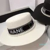 Sombrero de paja de diseñador, gorra con letras para mujer, primavera y verano, letras de perlas versátiles, sombrero de copa plano japonés