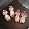 Сандалии летний стиль детские девочки модная цветочная обувь принцесса маленький мягкий содержимся танец 230317