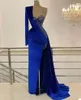 Royal Blue Velvet Mermaid Prom Dresses One Shoulder Side Split Pärlor Aftonklänning Skräddarsydda applikationer Ruffles Golvlängd Kändis Party klänning