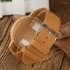 Montres-bracelets Creative Montre en bois naturel pour homme Numéro romain Craving Dial Quartz Woody Cadeau Bracelet en cuir véritable Montre-bracelet Reloj Hombre