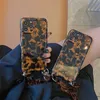 Mobiele telefoons Retro Luxe Amber Leopard Print Pols -keten Telefoonhoes voor iPhone 13 12 11 Pro Max XS XR X 7 8 Plus SE 3 Zachte siliconenhoes Z0316