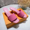 2023 кожаные черные котенок сандалии Women White Low Heel Shoes Designer Kider Heels Летние мягкие тапочки пляж Сексуальные каблуки 35-40