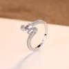 glänsande fyrkantig ring