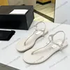 Sandalias de timón para mujeres piel de oveja con tacones bajos, textura acolchada de metal dorada de metal de tobillo ajustable zapatos de vestir de hebilla de hebilla diseñador zapatos de playa al aire libre