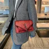 新しい女性デザイナーバッグ女性クロスボディトートショルダーバッグ財布ハンドバッグ財布メッセンジャーバッグ黒の小さな正方形のバッグ