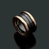 Anneau de créateur classique pour les femmes Fashion Black and White Ceramic Ring Rose Gold Titanium Steel Spring larges et Version étroite Couple de bague de mariage en acier inoxydable