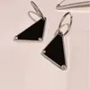 Emaille zwart witte studs designer oorbel mode sieraden letters creatieve clip op orecchini driehoekige vorm klassieke bungelende oorbellen voor vrouwen hoepel schattig ZB044 E23