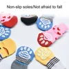 Vêtements pour chiens 4 pièces jolies chaussettes pour animaux de compagnie chat épaissi adorable motif de dessin animé garder au chaud