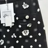 Tvådelt kläddesigner Kvinnor sätter stickor med Camellia Beads Girls Runway High End Luxury Brand Tee Vest T Shirt Crop Tops Camisole mini kjol pkaw