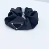 Emaliowany trójkąt Designer Warunki dla kobiet Blondynka Extra duże scrunche elastyczne czarne fioletowe nylonowe metalowe akcesoria do włosów dziewczęta gumka retro ZB055 F23