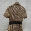 Robes pour femmes Lettres classiques Jacquard Design Poche avant Robe à manches courtes Couture Fil Garniture Taille haute Grand ourlet Slim Maxiskit Robes Été 1970