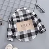 Kinderoverhemden f Teuter baby shirt dunne kleding lente kleding babyjongen plaid katoenen tops 1 2 3 4 jaar kinderen lange mouwen shirt 230321