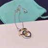 Elegant designhänge halsband för kvinnor guld silver dubbel slinga bokstäver cirkel halsband märke stål tätning kedja älskare smycken med låda
