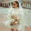 Abiti da sposa corti Abito da sposa Una linea sopra il ginocchio Lunghezza collo alto trasparente Organza Maniche lunghe Spalline da spiaggia Boho Abiti J