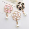 Charms 2pc Emale Pearl Camellia DIY Ювелирные изделия изготовление аксессуаров сплав сплав цветы мобильный телефон оболочка украшения