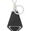 Designer Männer Auto Schlüsselkette Trendy Ladies Street Schöne unverwechselbare Taschenzubehör Leder Komfortable Herzdreieck Unisex Keyring Schwarz weiß PJ056 B23